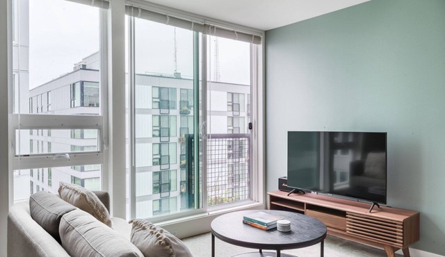 Clean Central District Studio w/Theater, Gym & Lounge, by Blueground in Seattle
