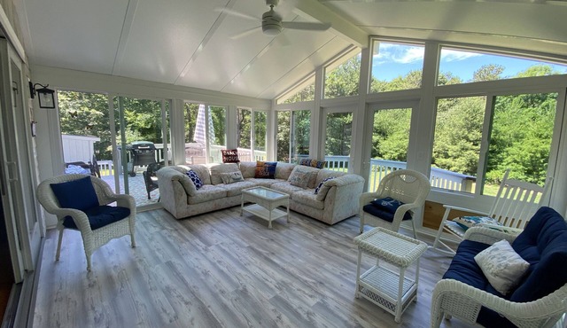 Clean, Hidden gem/sunlit sunroom. Quiet area yet still near local attractions in Barnstable