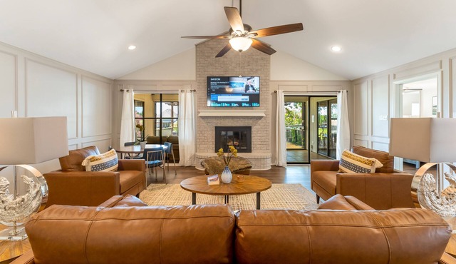 Clean, modern, luxury 4 bed room home on the water with pingpong table/Smart TVs in Fort Worth