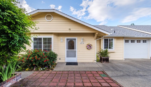 COMFY-COZY, Quiet, EV car CHARGER, GARAGE, Recliner in Grants Pass