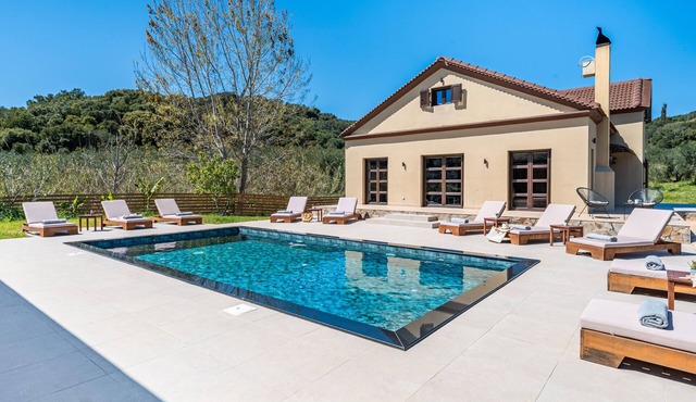 Country House 'Queen Alla' with Mountain View, Wi-Fi and Air Conditioning