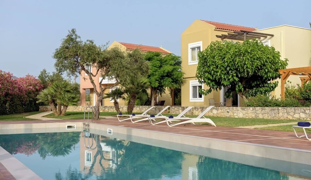 Cozy 2-bedroom Villa Mentha, Beautiful Garden&Refreshing Pool, Fast Wi-Fi,AC