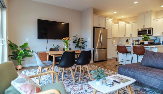 Cozy and Bright Townhome with King Beds, Game Room, South Salem in Salem