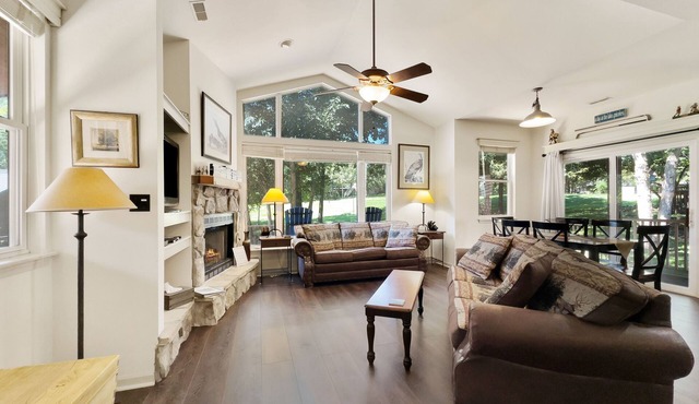 Cozy cottage inside the Premier Old Kinderhook Golf Resort in Camdenton