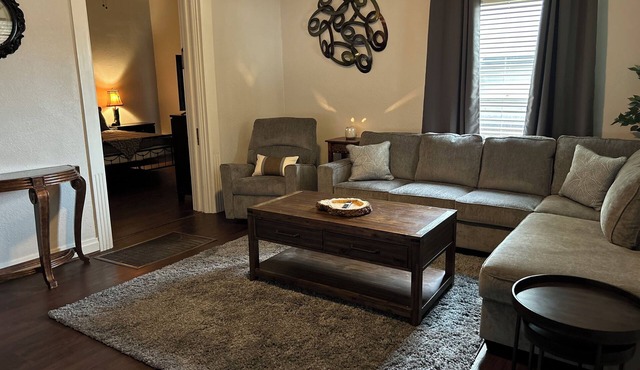 Cozy quiet home for family & friends off of old historical Camp Bowie. in Fort Worth