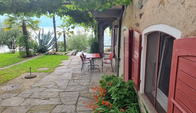 Cozy vacation paradise with direct lake access and terrace seating area in Gerra (Gambarogno)