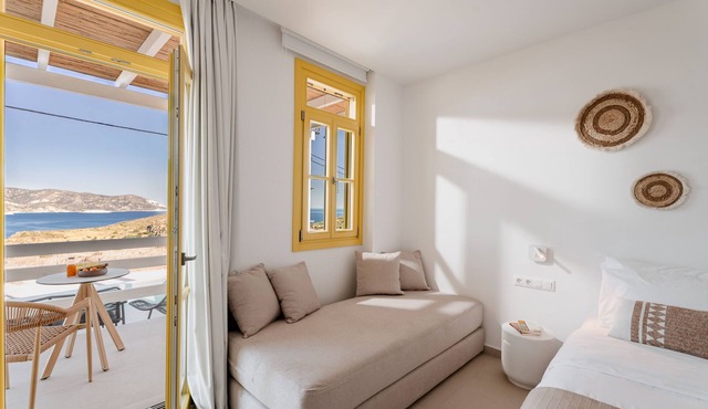 Deluxe Suite 2 with Shared Pool and Seaview