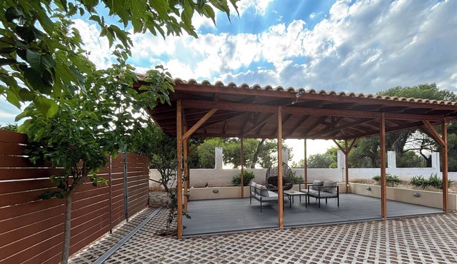 Dimitra's Guesthouse - Family home with Garden and Gazebo