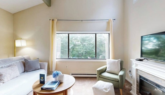 Dog-friendly condo with 4 pools, pickleball, gym, sauna, tennis, game room, BBQ in Campton