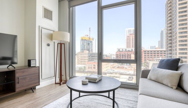 Dreamy West Loop Studio w/Deck, Pool & Gym, 3 blocks to L, by Blueground in Chicago