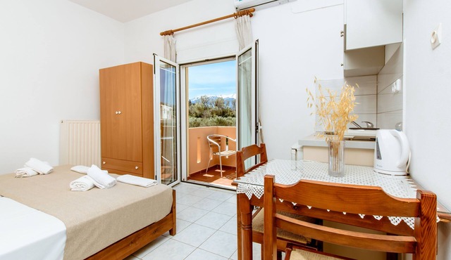 Economy apartment with swimming pool in Καλύβες
