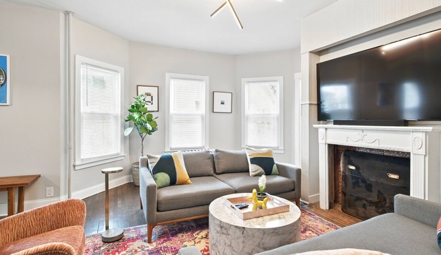 Elegant 7BR 2.5Bath Victorian Gem Sleeps 16+ in Springfield