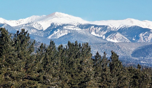 Enjoy a Get-A-Way @ this cozy log cabin on Eagle Nest Lake, in Eagle Nest NM! in Eagle Nest