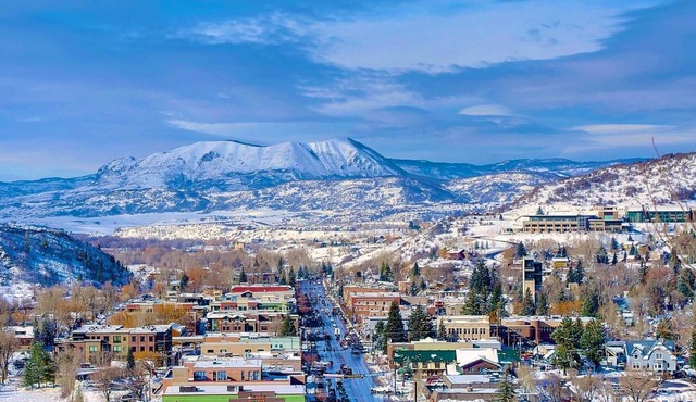 Epic Views-Near Free Mtn/Town Bus Stop/Trails-2 Car Garage-Deck-Fenced Patio-Grill-W/D in TH-Dogs OK in Steamboat Springs