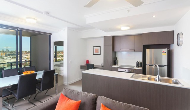 Executive 2BR Fortitude Valley apartment with pool and views in Fortitude Valley