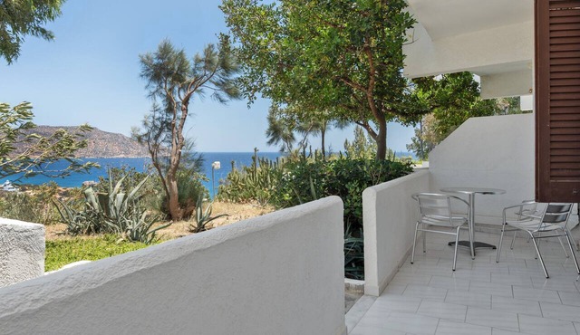 'Family Room with Separate Bedrooms' with Sea View and Shared Pool