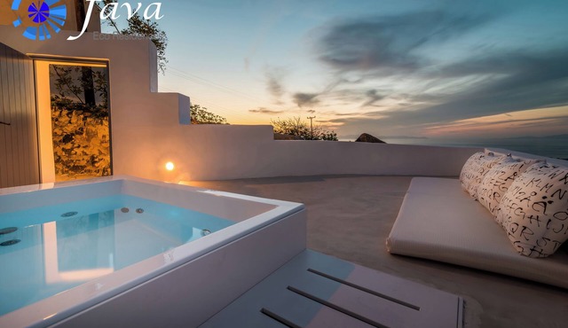 Fava Eco Suites - Executive Suite with Outdoor Private Jetted Tub