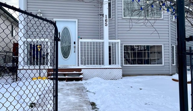 Fort McMurray Home - 4 Bedroom House: Perfect for Families & Business in Fort McMurray