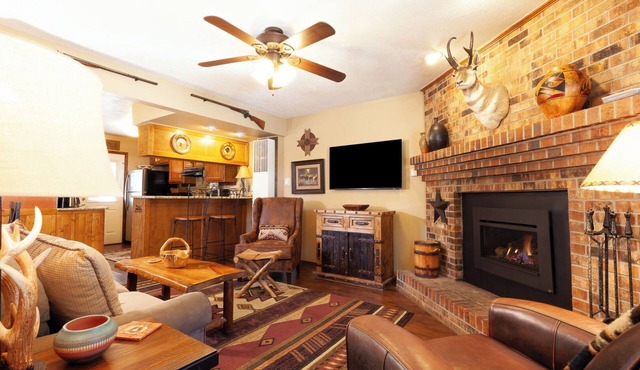 Grandview 1 - In Town - Free WiFi - Cable - Gas Burning Fireplace - Gas Grill - in Red River