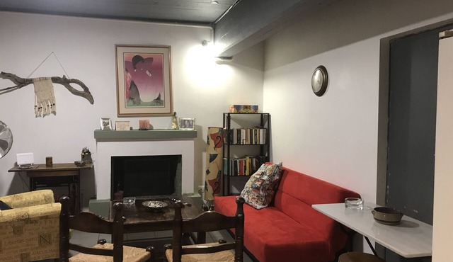 Ground floor apartment with fireplace , 10’on foot from the Acropolis