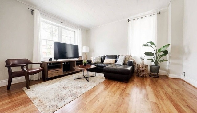 Hidden Gem Steps From River, Restos, Cafés, Parks in Windsor