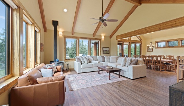 High Lowe- Gorgeous Retreat, Hot Tub, A/C, Views, Ponds, Ping Pong, BBQ! in Bend