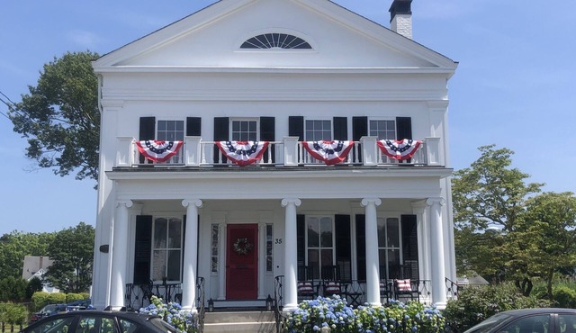 Historic home in downtown Mystic-1 block from green, river, shops & restaurants in Stonington