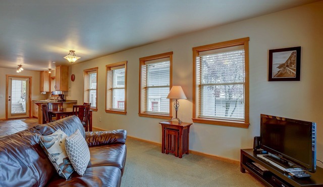 Hutson's Hideaway - Steps to Downtown, Views, Adorable Apartment, Cozy & Newer in Hood River