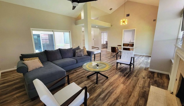 Intimate Bright Mid Century Modern w/High Ceilings in HEART of Dallas, in Dallas