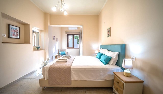 Iro Boutique Home 2: just steps from the SANDY BEACH & CHANIA old town
