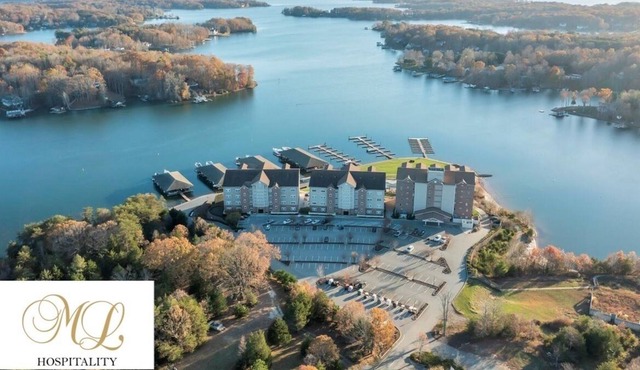 King bed corner studio Mariners Resort w/ Amenities indoor pool in Huddleston