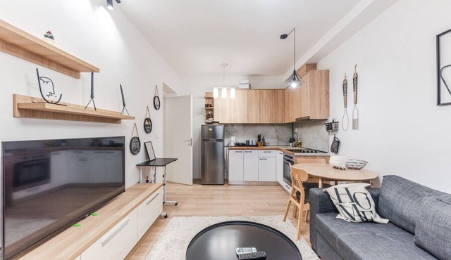 Kondo Stays - Noir Apartment in Tiranë