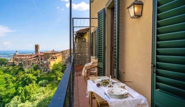 La Volata - Panoramic Apartment in the Medieval Heart of Massa e Cozzile in Massa