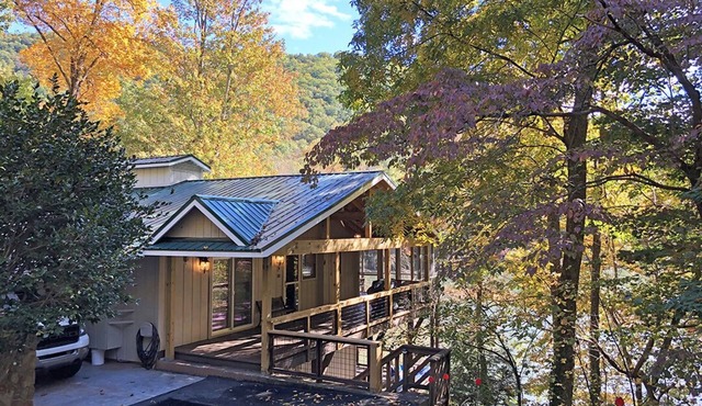 Lakefront Rumbling Bald Retreat, HotTub, Kayaks, SUP's, Floating Dock in Lake Lure