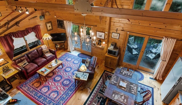 Lakefront Ski Log Cabin on 2 acres in Washington