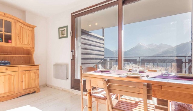 Large quiet studio for 5, parking, balcony, Briançon in Briançon