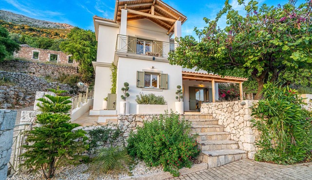 Large villa. Stunning mountain view, 5 mins to beaches at Agia Efimia, Kefalonia