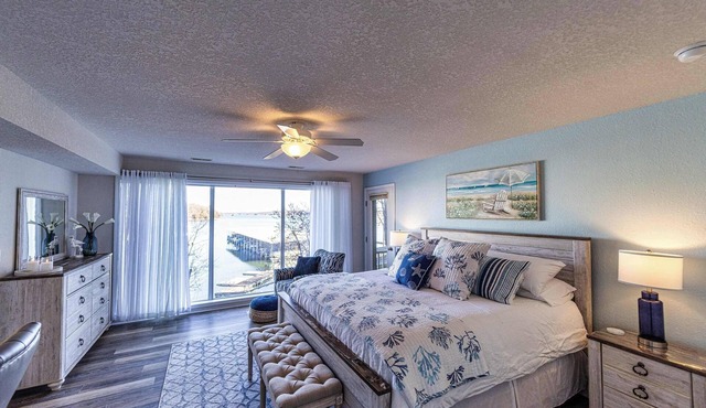 Lazy L at the Lake – Chic 3 BDR Condo w/Boat Slip in Village of Four Seasons