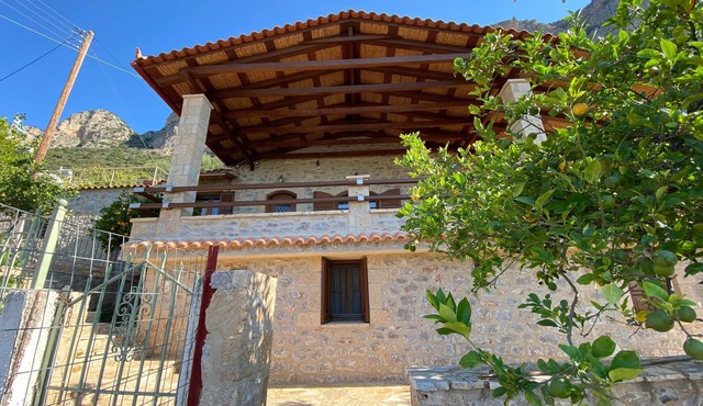 Lithos in Leonidion