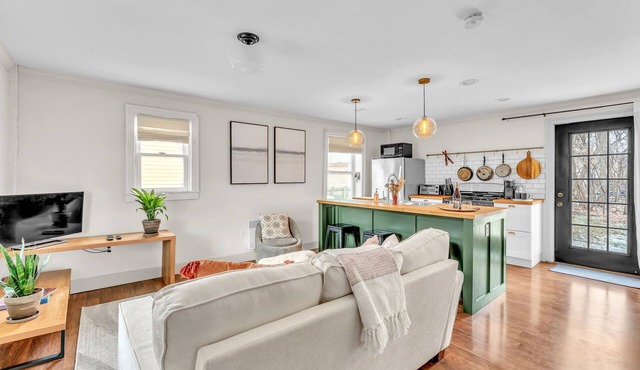 Little City Brick Apartment A - cozy, modern apartment in downtown Vergennes in Vergennes