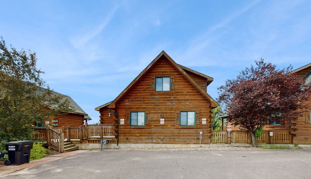 Lower-Level duplex, adventure retreat with fire pit, patio, & WIF in Warrens