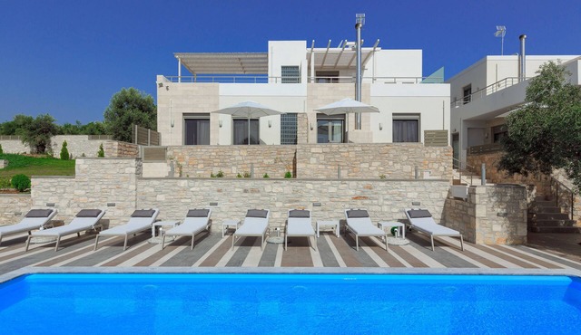 Luxury 2Bedroom Villa Maisonette 2km from Beach with shared pool sleeps 5