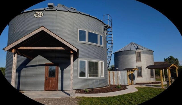 Luxury Silo, King bed Wi-Fi, Grill, Fire pit. Sunsets in the country n in Lewistown