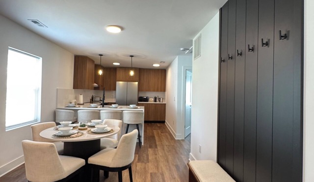 Modern 3-bedroom apartment by The Wittenberg Steemer in Springfield