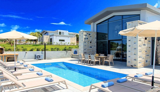 Moonlight Grand Villa 3 Heated Pools 45 guests