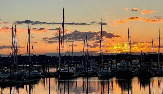Nautical, romantic suite w/deck overlooking Warwick Neck Cove, pet-friendly! in Warwick