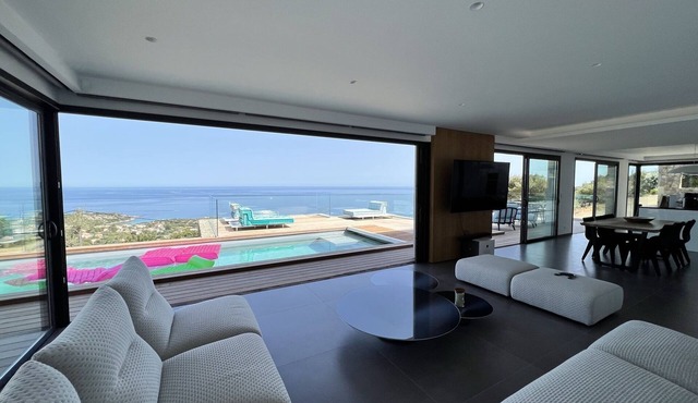 New architect-designed villa 2021 - 3 min. drive from the beach in Corbara