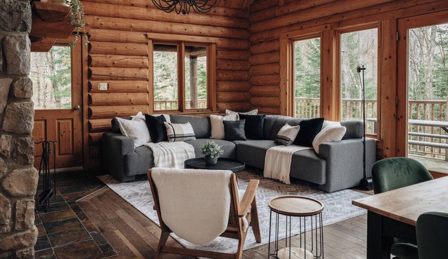 NEW! Luxury Timber Chalet - Hot Tub & Game Room in labelle