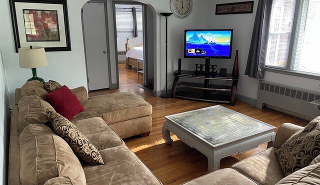 NEW: Spacious & Convenient Hideaway!Centrally located & 10 min from airport! in Windsor