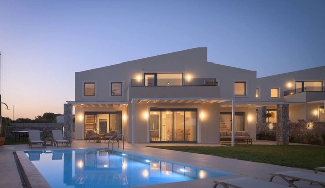 New Villa W/Heated Pool, 5 min Walk to Beach & Amenities